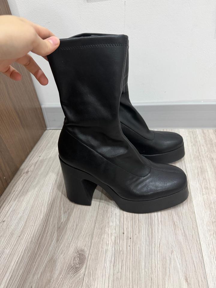 Ботильоны Stradivarius черные на каблуке с платформой