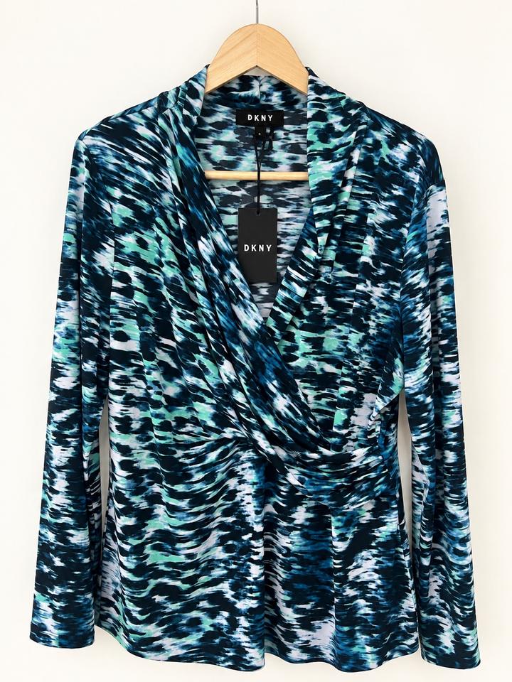 Новая блузка DKNY с драпировкой и принтом 💙✨