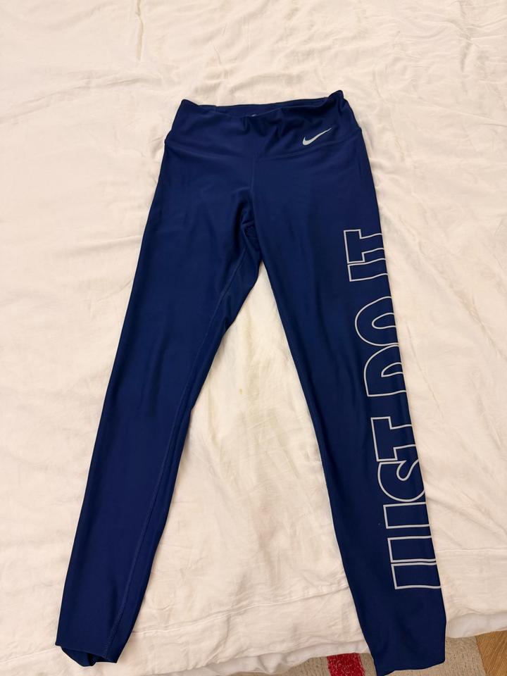 Спортивные леггинсы Nike