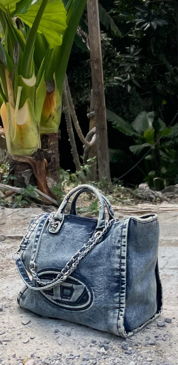 Джинсовая сумка, вместительная.