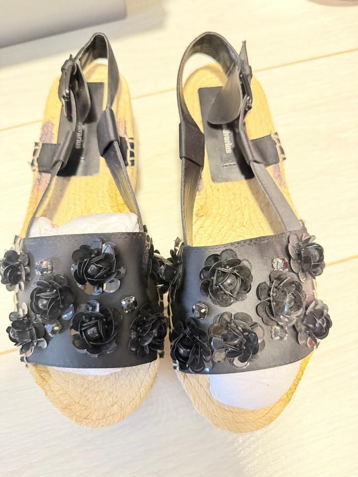 Босоножки Stradivarius на танкетке с декором