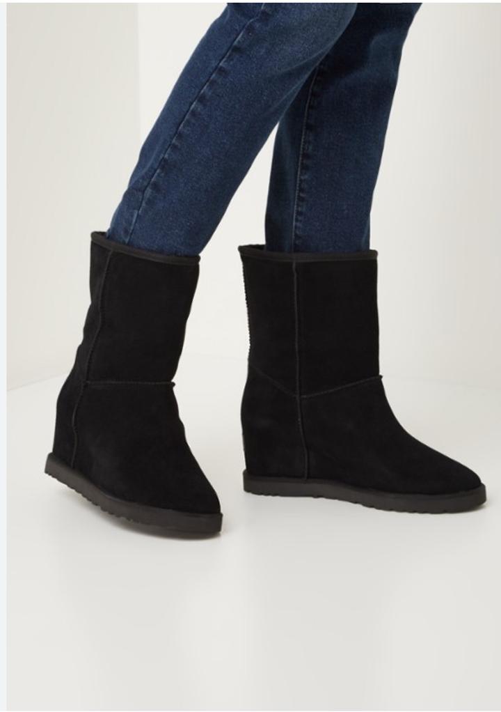 женские сапоги UGG модели Classic Femme Short