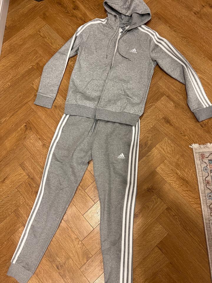Спортивный костюм adidas