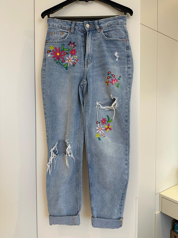 Джинсы с вышивкой от H&M