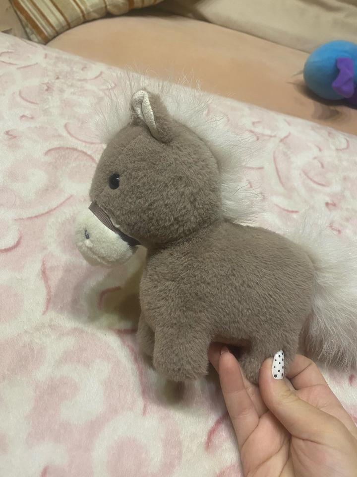 маленькая игрушка лошадки