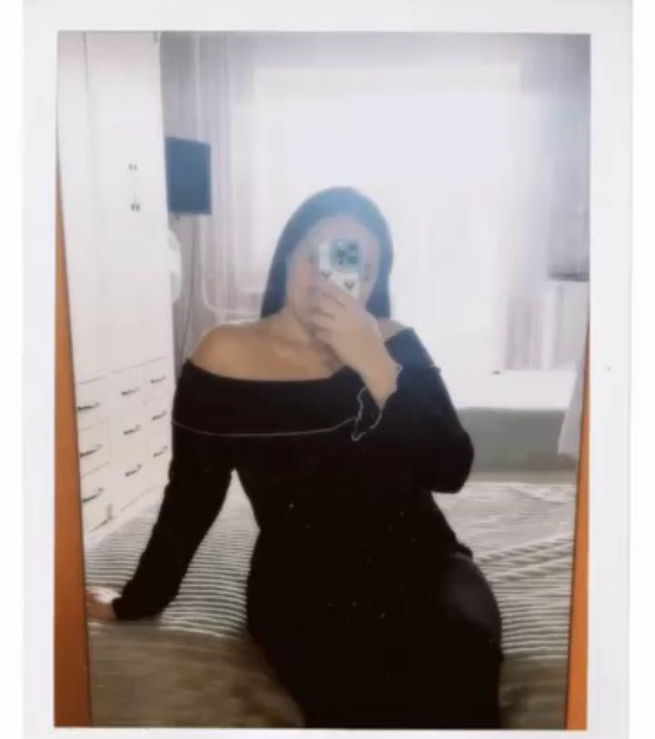 Платье с открытыми плечами