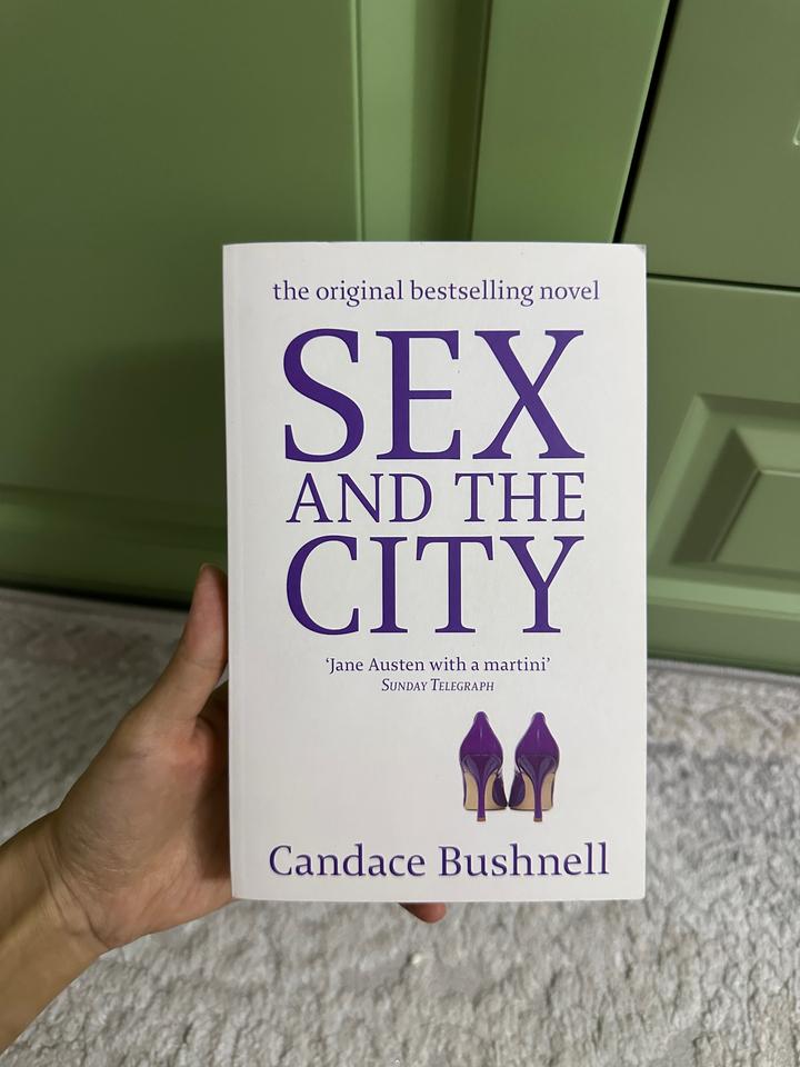 Книга на английском «Секс в большом городе» (Sex and the City)