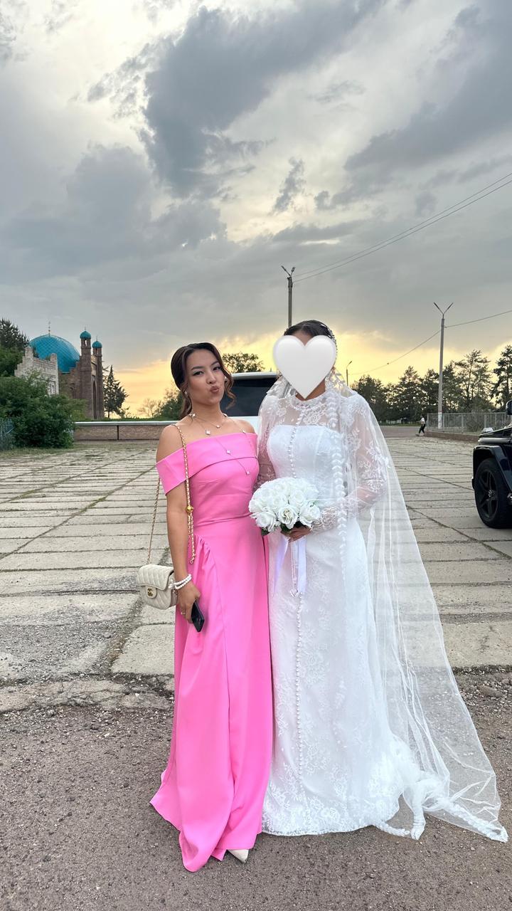 Розовое платье