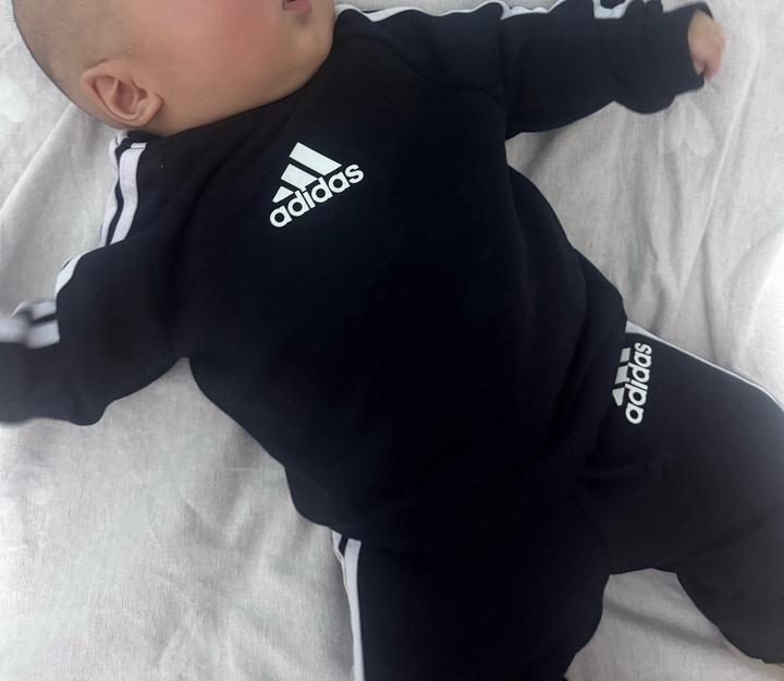 Оригинальный спортивный костюм Adidas для малыша