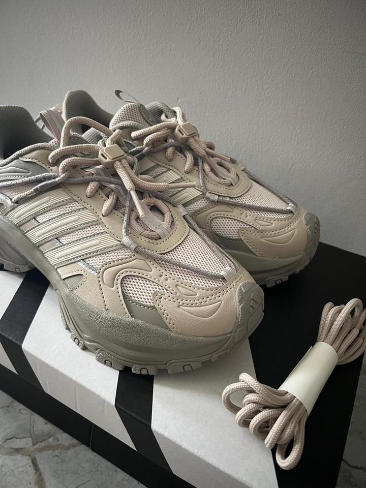 Женские кроссовки adidas