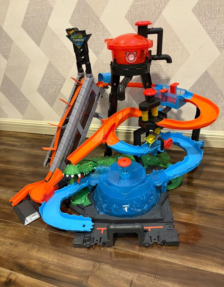 Игровой набор Hot Wheels Gator Car Wash