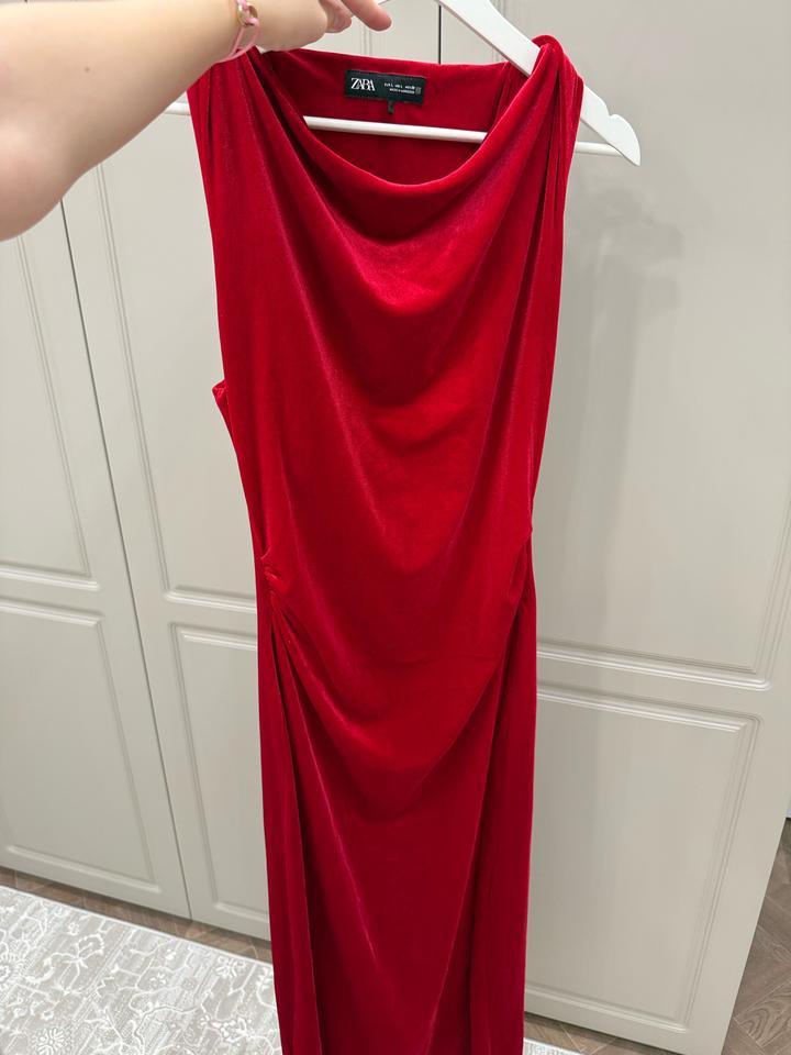 Бархатное платье Zara
