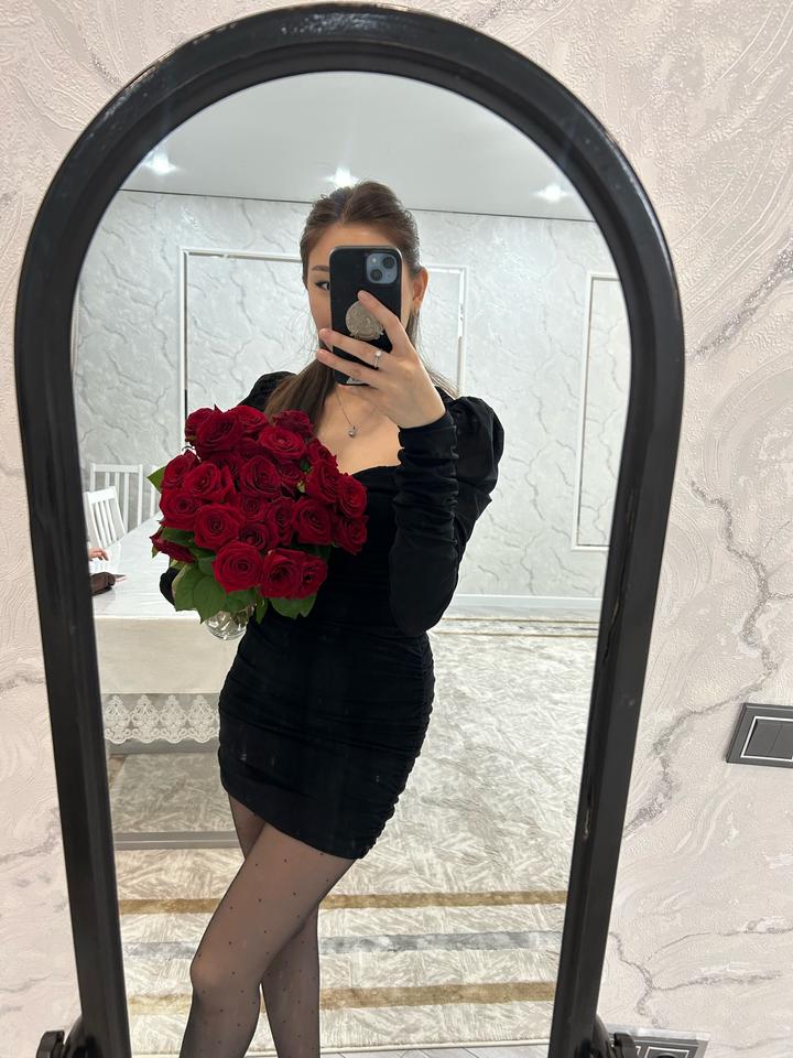 Черное облегающее платье с драпировкой