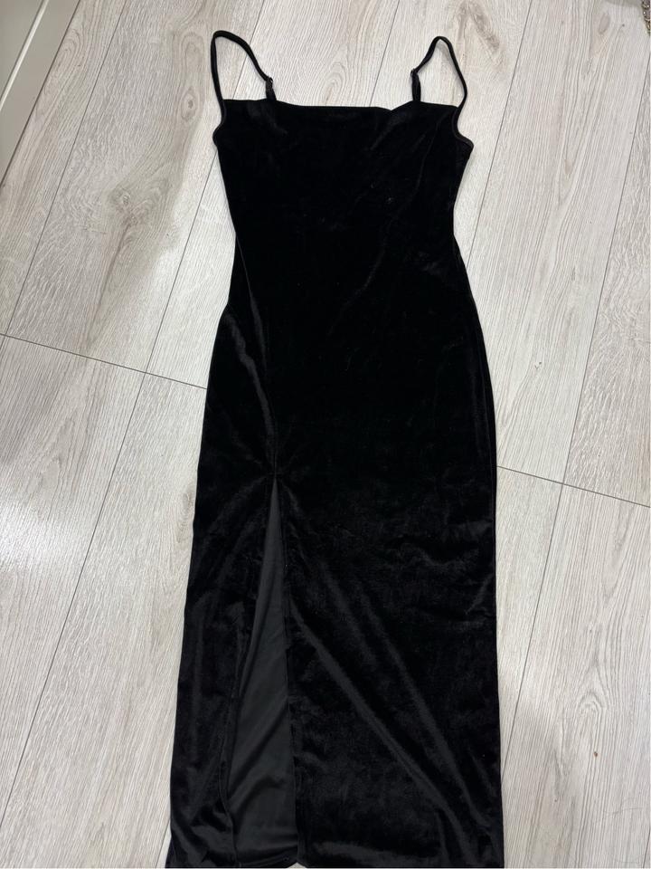 SHEIN Платье черное бархат с разрезом на ноге s m