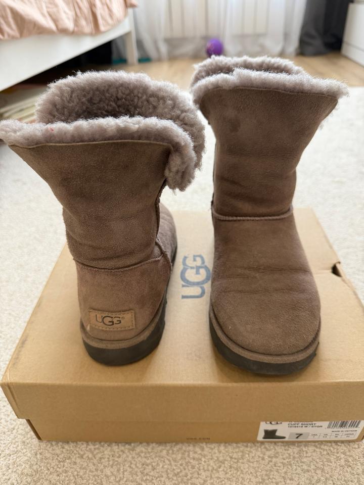 UGG