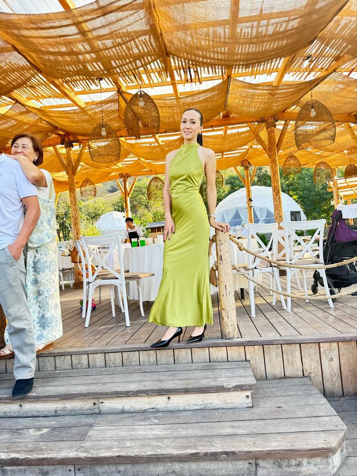 Очень красиво сидит по фигуре.