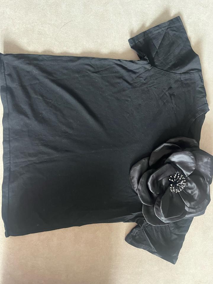 Футболка с объемным цветком