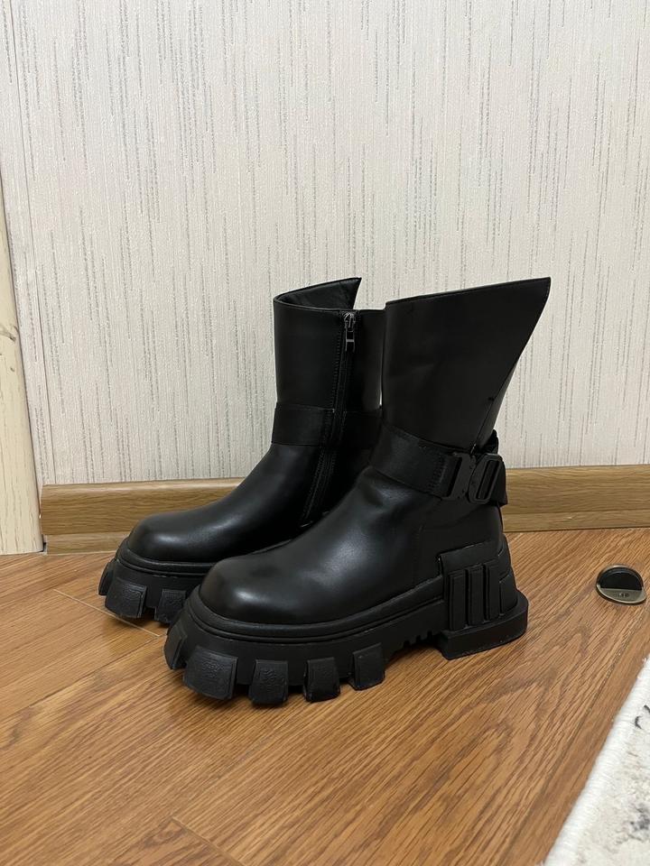 Чёрный сапоги