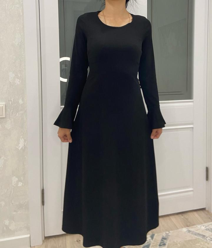 Платье с длинными рукавами и шнуровкой на спине