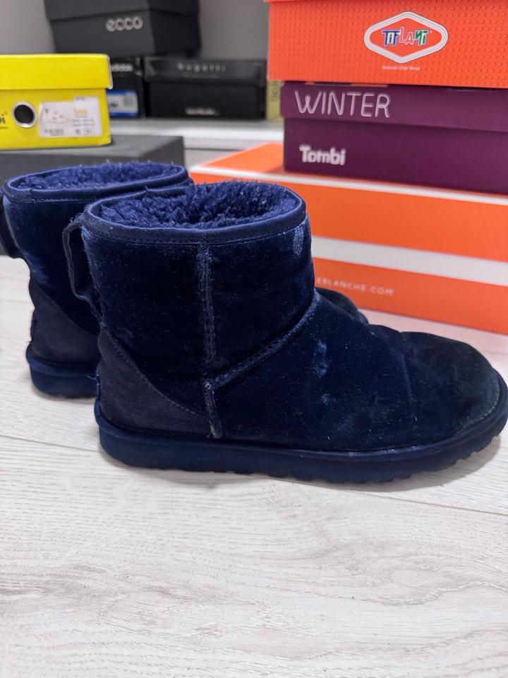 UGG