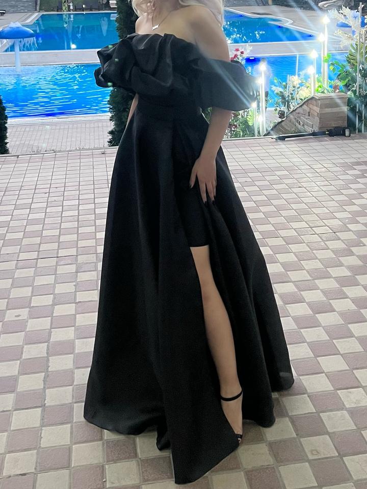 Krista Unique Черное вечернее платье с открытыми плечами и вырезом