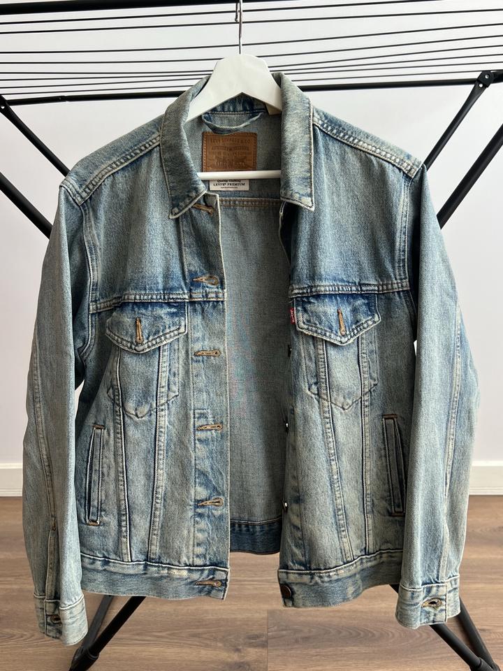 Levi's