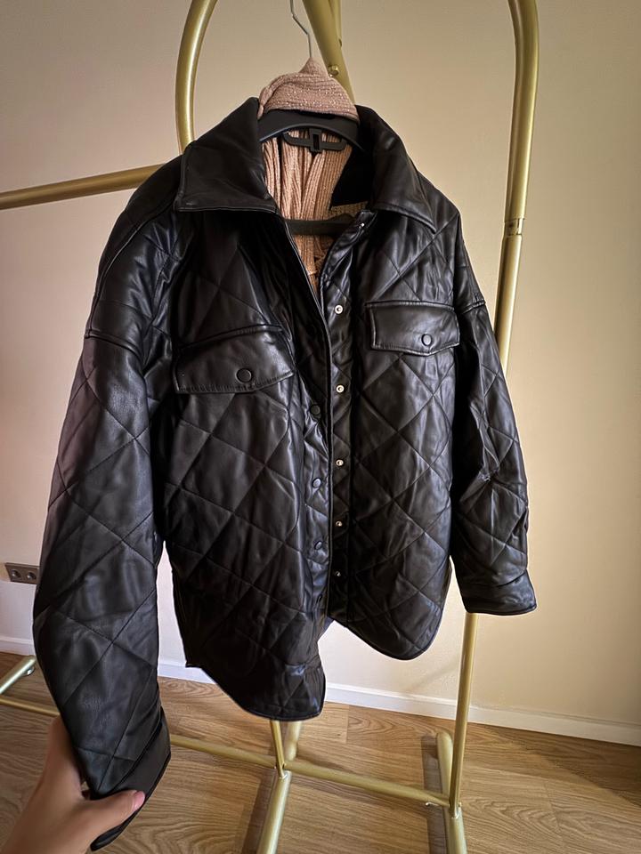 Bershka Стеганая куртка из экокожи