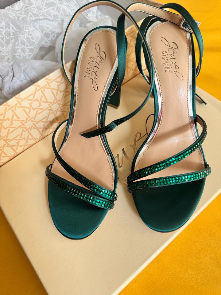 Jewel Badgley Mischka