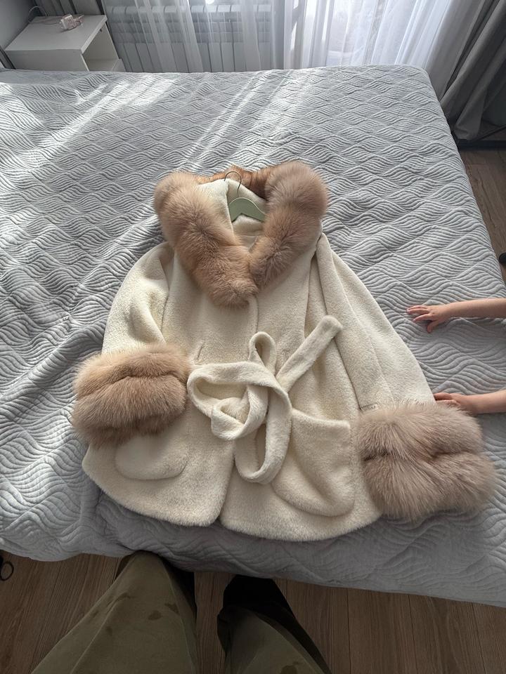 Пальто с меховым воротником