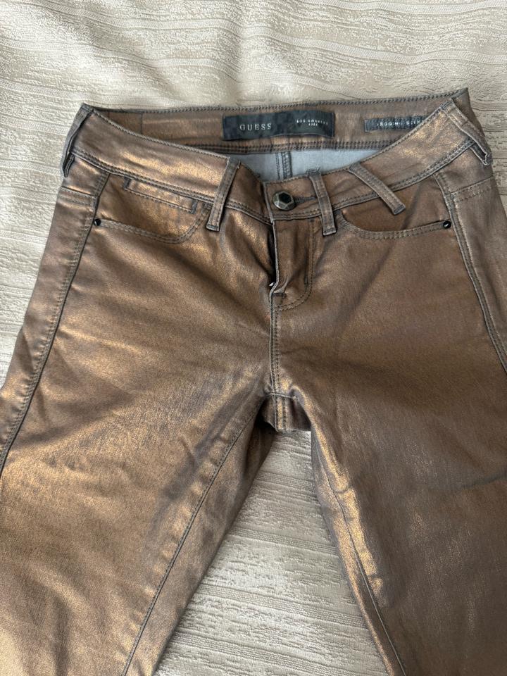 брюки GUESS с эффектом металлик