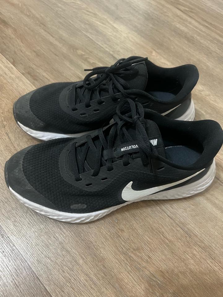 Кроссовки Nike Revolution 5