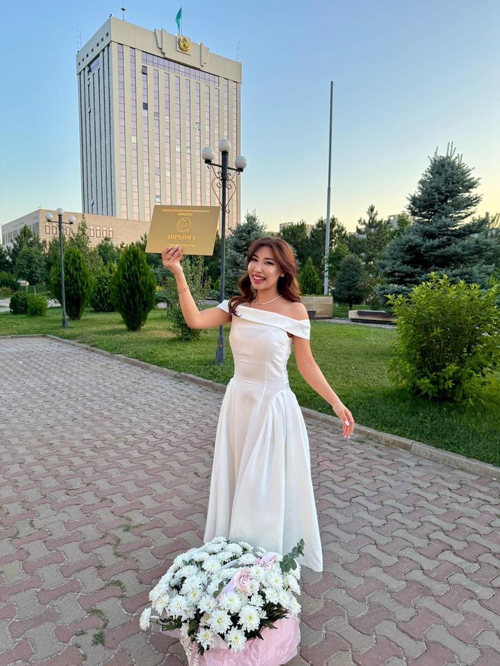 Белое платье с открытыми плечами