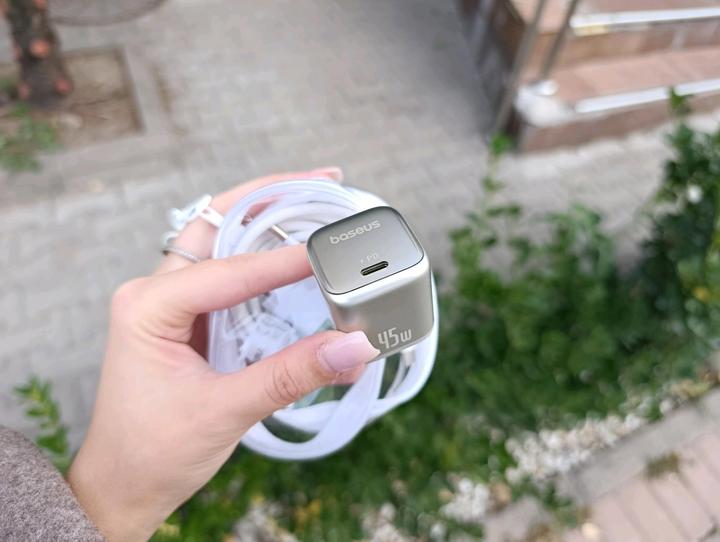 Baseus PD — новая мощная зарядка для iPhone 16 / 17