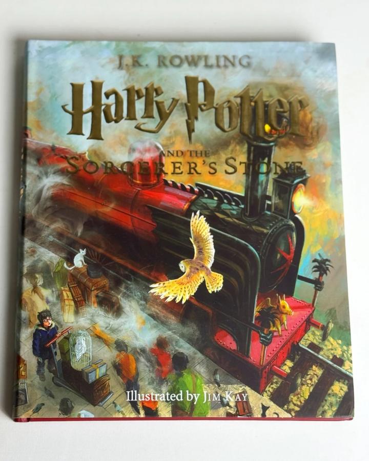 Harry Potter and the Sorcerer's Stone (Illustrated Edition)