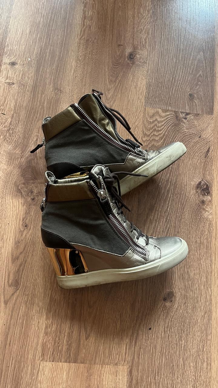 Сникерсы на танкетке Giuseppe Zanotti