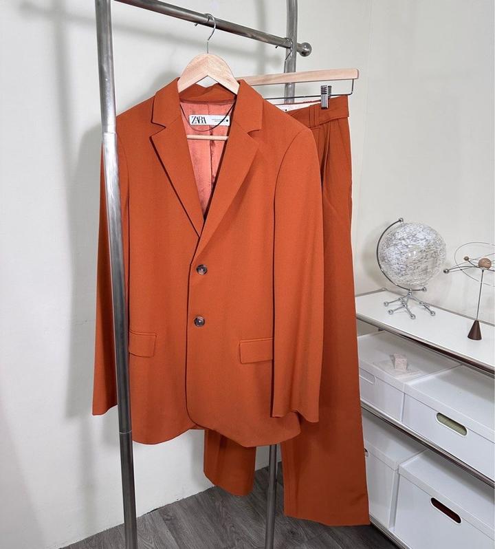 костюм с пиджаком и брюками ZARA