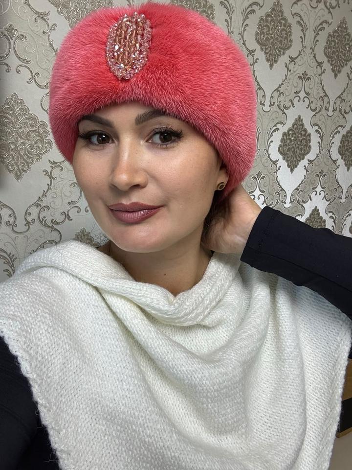 Karimova Katya Меховая повязка на голову с брошью кораллого цвета