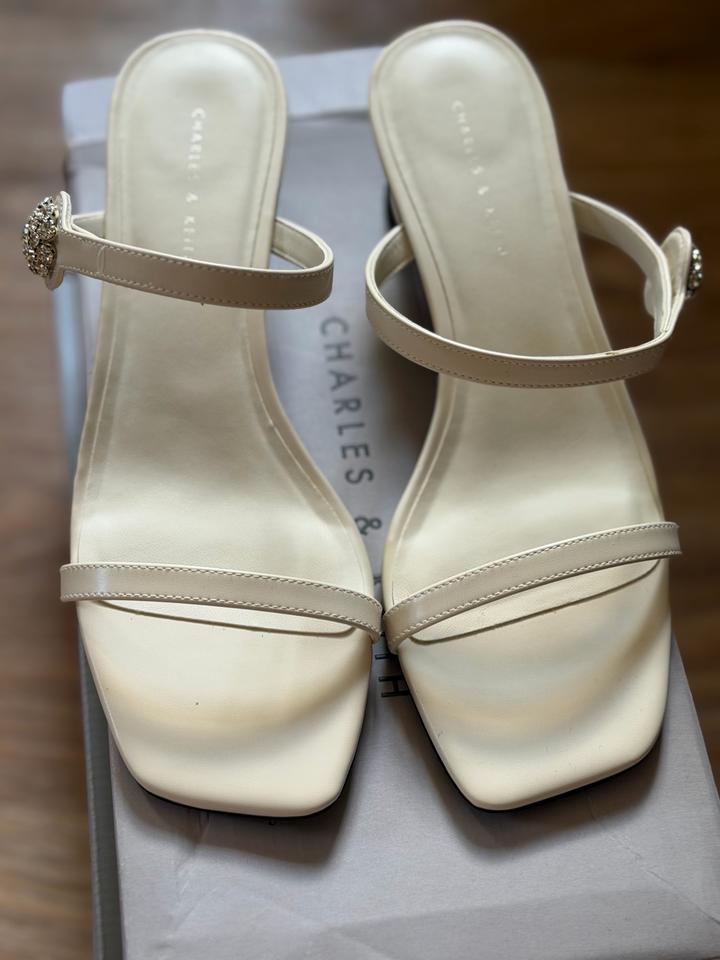 Летние босоножки CHARLES & KEITH