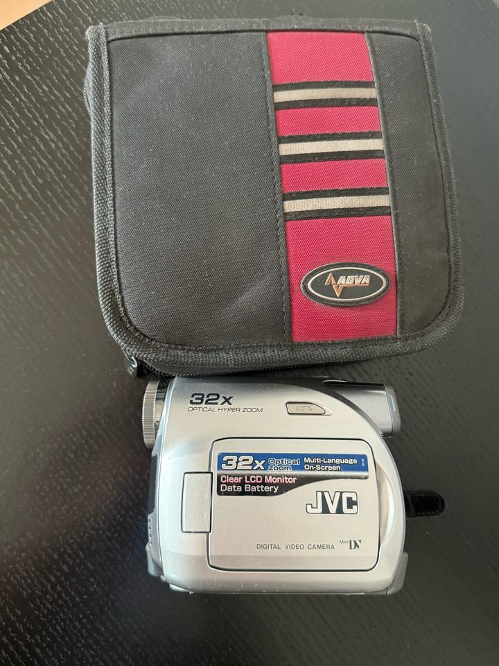 видеокамера винтажная JVC MiniDV, 32× Optical Hyper Zoom