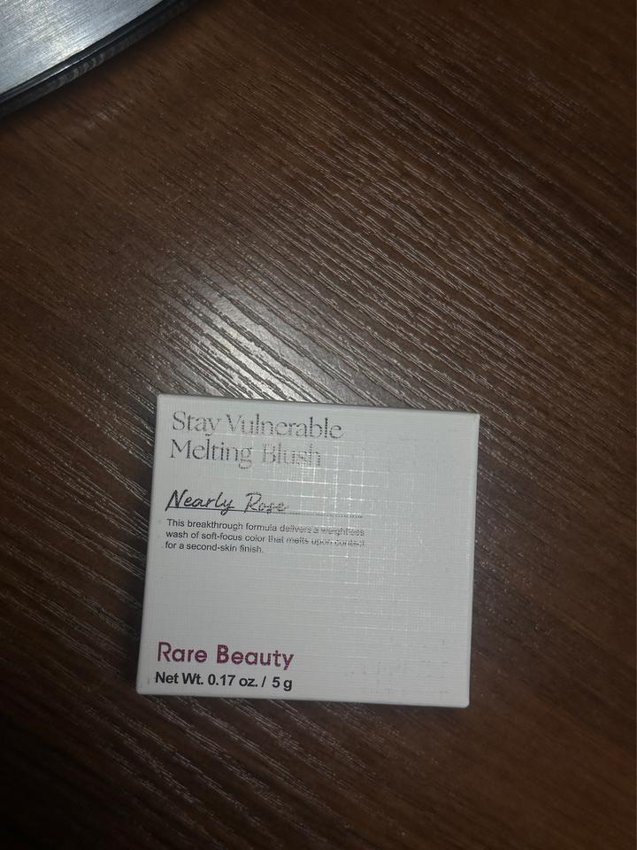 Румяна Rare Beauty Stay Vulnerable Melting Blush
