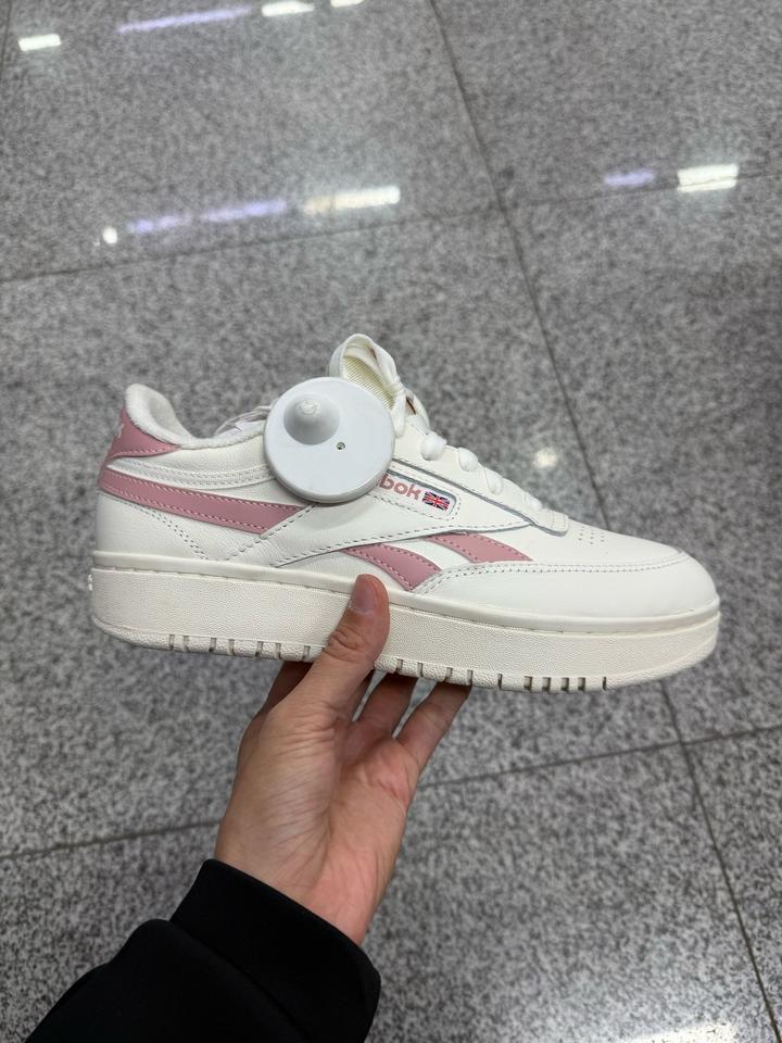 Reebok (37,38,39размеры) Кроссовки Reebok