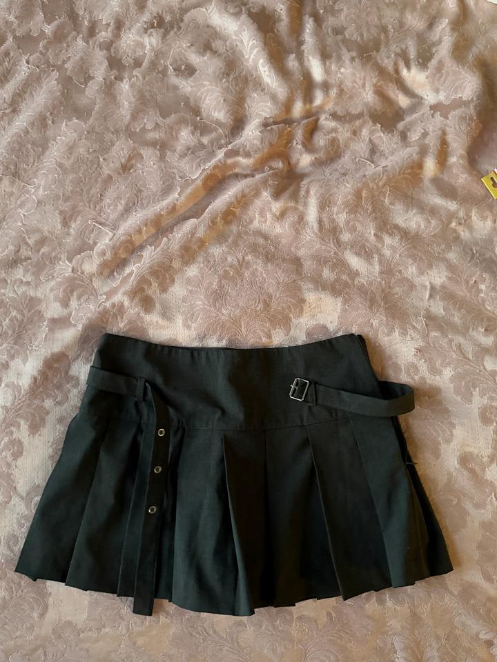 Zara Черная плиссированная мини-юбка с декоративными ремешками