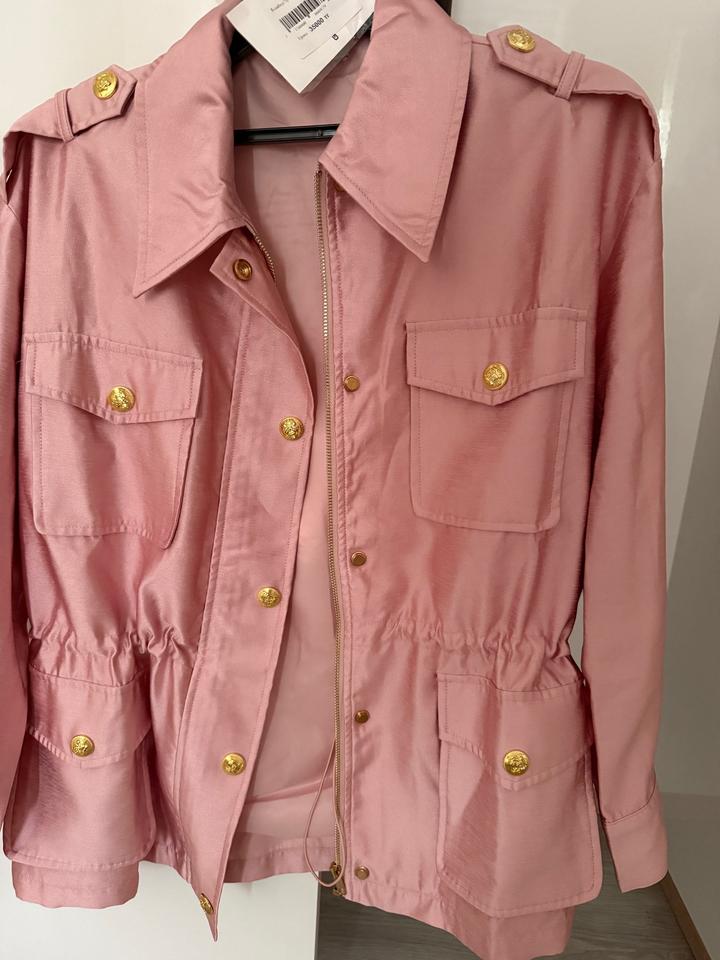 Куртка с золотыми пуговицами