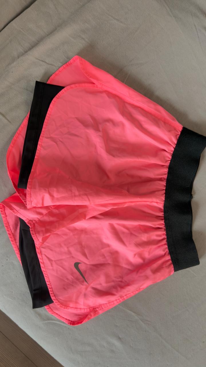 Спортивные шорты Nike