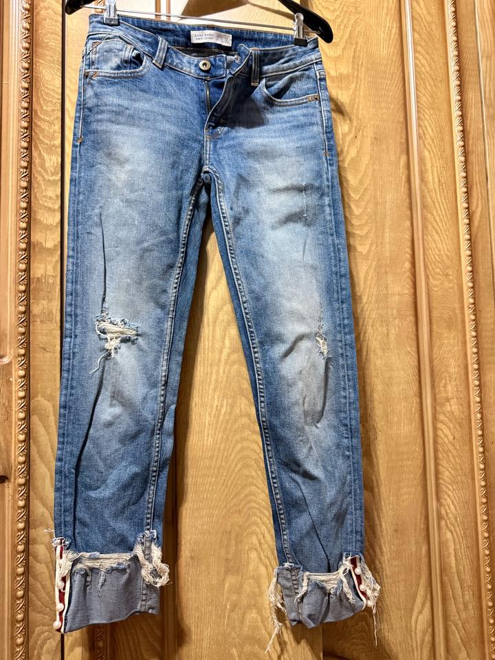 Стильные джинсы Zara Z1975 с рваными деталями и жемчугом