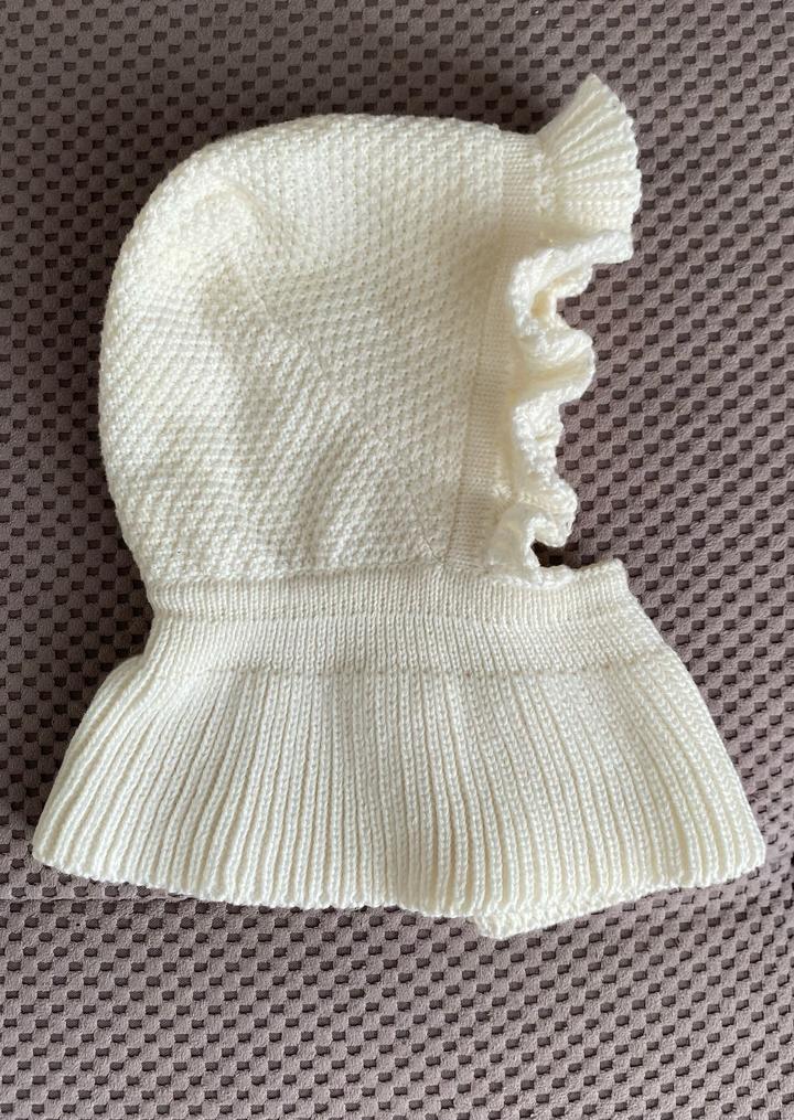 Marina Textile Детский вязаный чепчик-манишка с рюшами