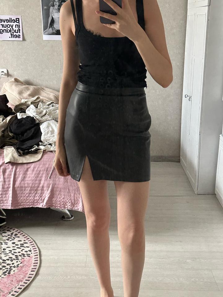 Юбка мини из экокожи с разрезом Zara
