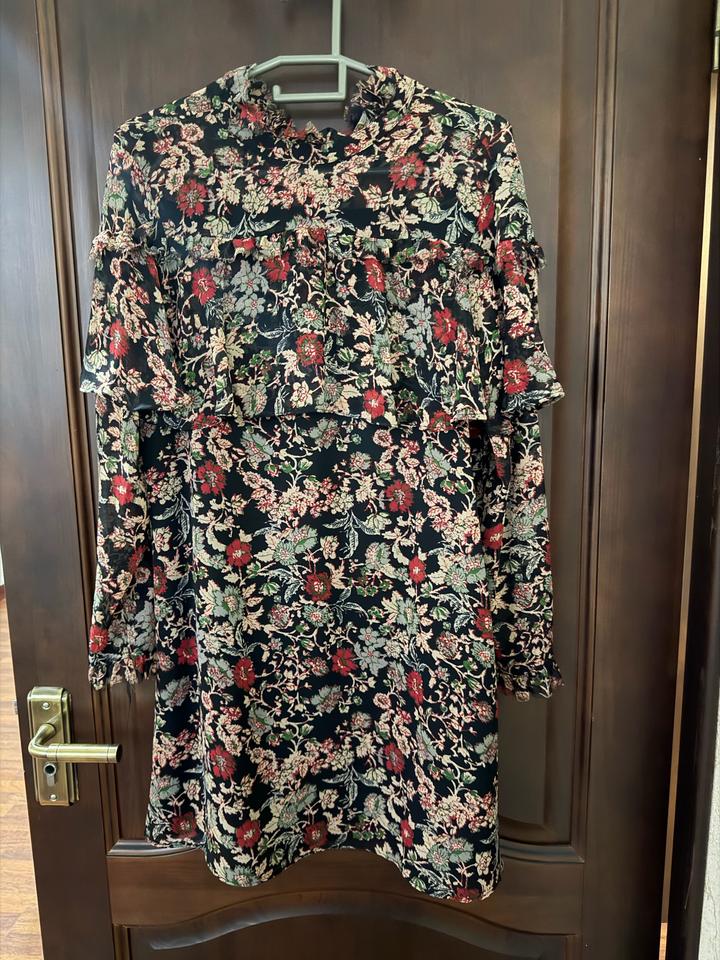 Платье с цветочным принтом и оборками Zara