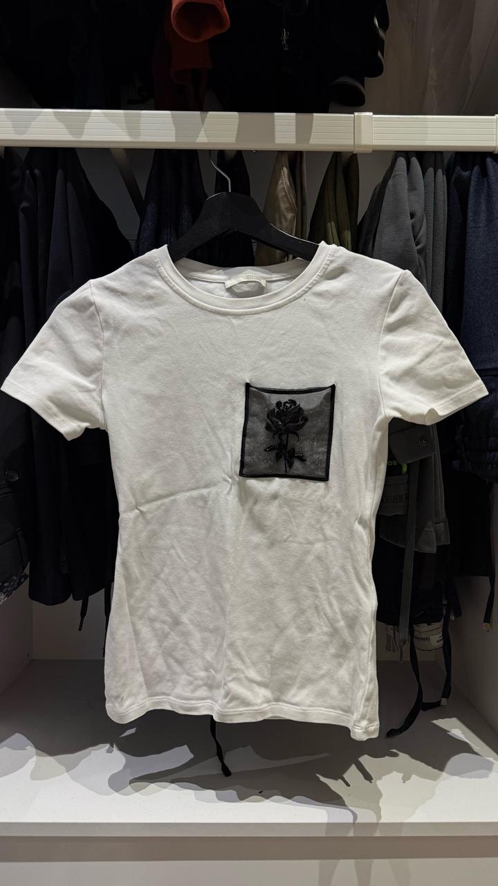 Базовая белая футболка Zara с акцентной вышивкой розы