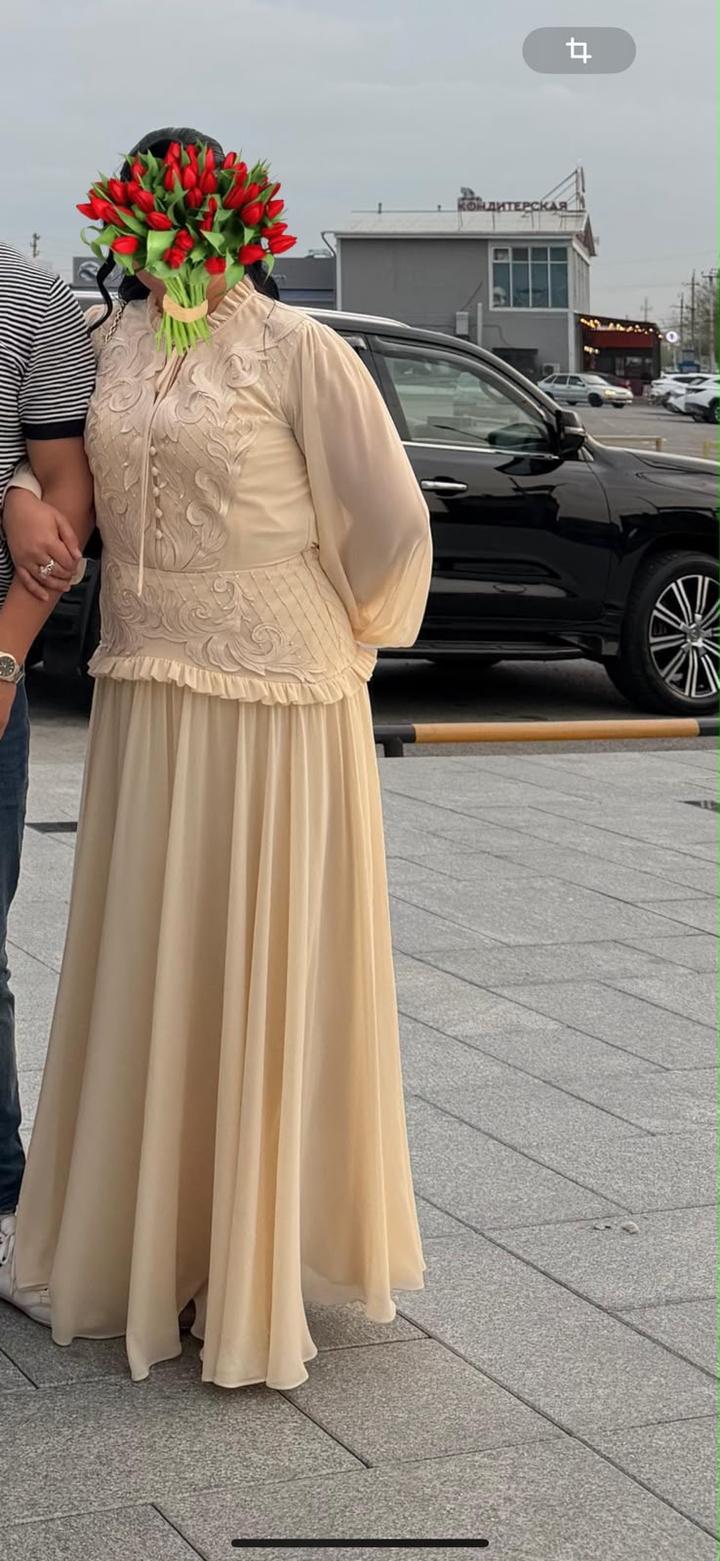Длинное платье с вышивкой